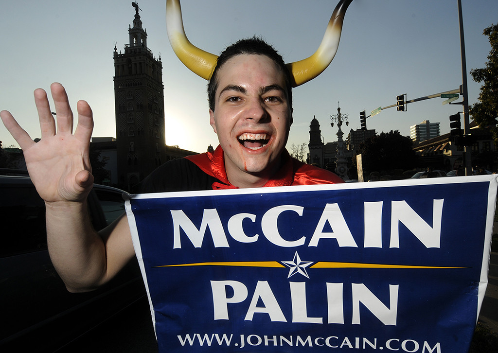 HONORABLE MENTION: Laura Pedersen, Southern Alberta Institute of Technology (Suzanne Trudel) — THE DEVIL WEARS PALIN - Kansas City resident David Scott shows his ironic side by dressing as the devil and "supporting" the McCain Palin campaign at Pomona Courtyard on Oct. 31, 2008.